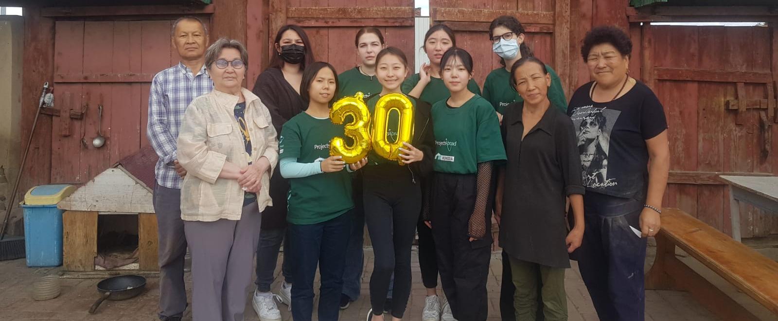 Projects Abroad volunteers celebrate the company's 30th birthday