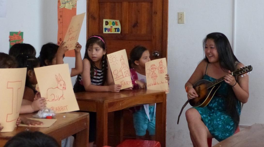 Students sing along with the volunteer teaching English in Ecuador