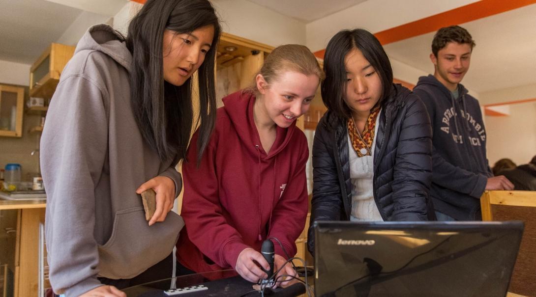 Archaeology volunteering for groups in Peru also includes attending presentations.