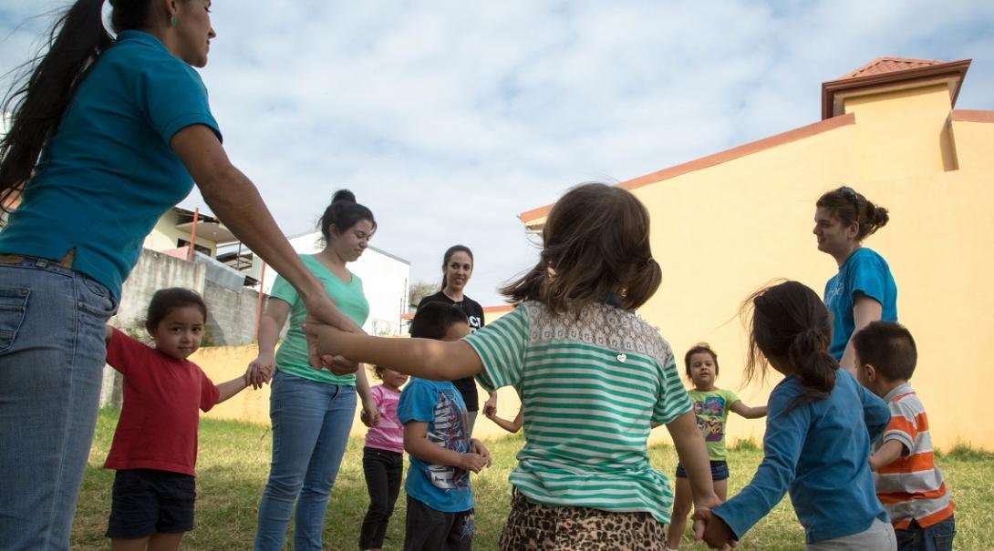 A volunteer gaining her teaching work experience in Costa Rica plays outside with her students