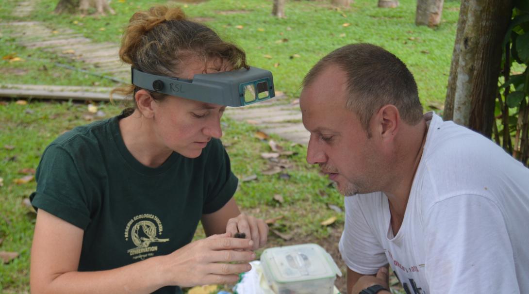 On a Spanish course abroad, our volunteer improves his skills while talking with his coordinator. 