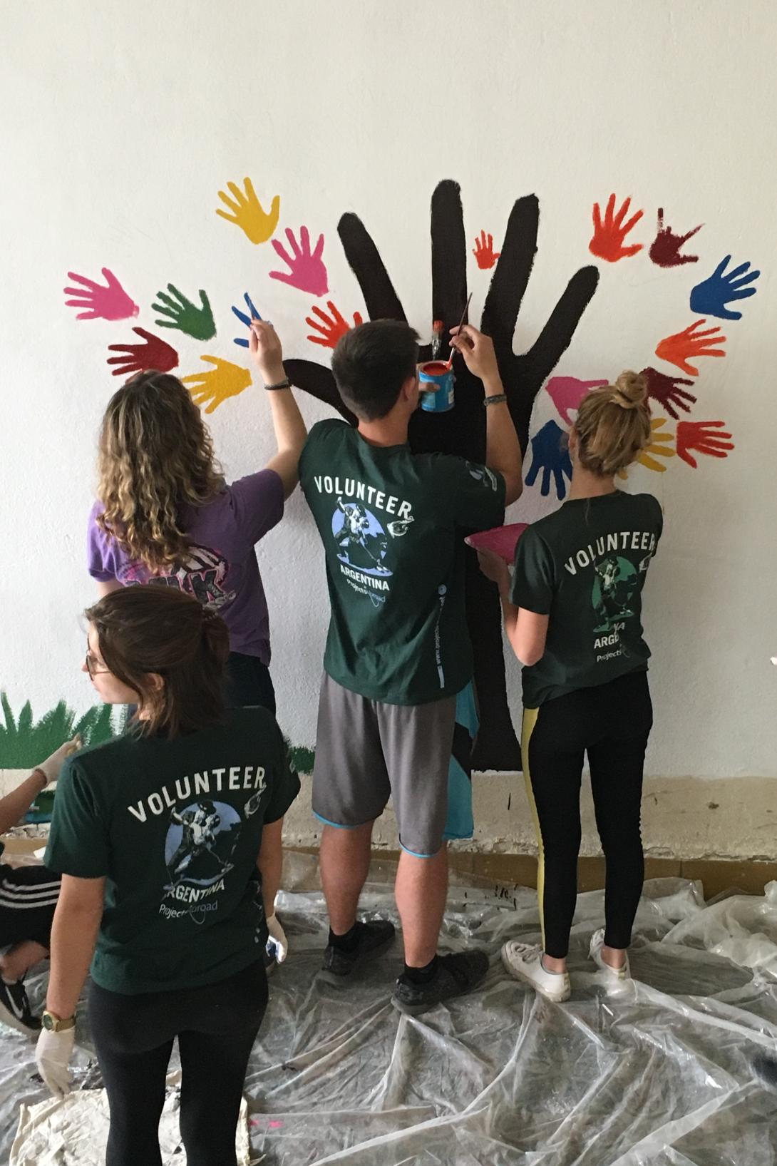 Volunteers painting in Argentina