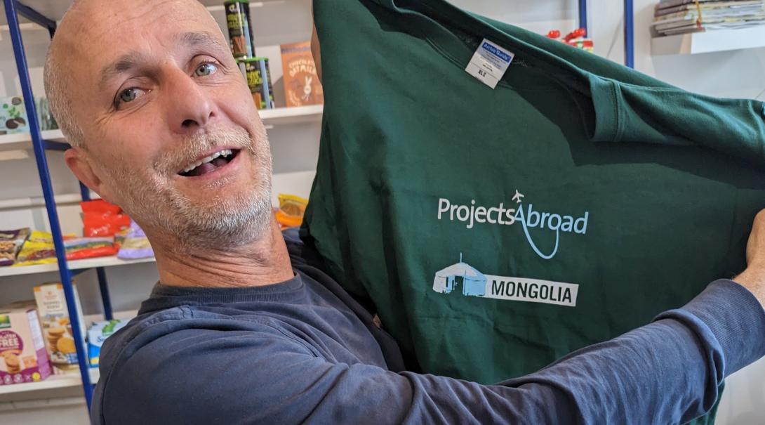 Older volunteer receiving his t-shirt