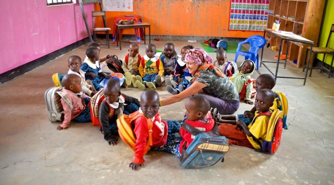 Volunteer with children in Tanzania