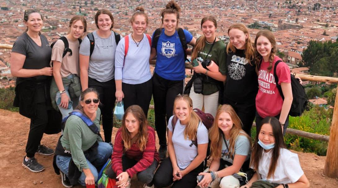 Student volunteers in Peru